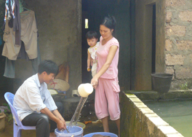 Từ chương trình vay vốn NS&VSMT của NHCSXH Cao Phong, nhiều hộ dân ở xã Yên Lập đầu tư xây bể nước phục vụ sinh hoạt.