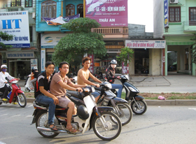 Nhiều thanh niên mang theo mũ bảo hiểm chỉ để đối phó khi có sự xuất hiện của các lực lượng chức năng. (Ảnh chụp trên đường An Dương Vương - TP Hòa Bình).