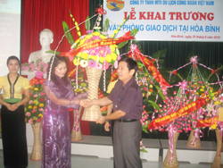 Ông Nguyễn Văn Đông, Chủ tịch LĐLĐtỉnh tặng hoa chúc mừng Công ty Du lịch Công đoàn Việt Nam