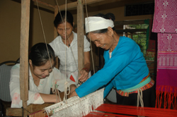 Nghệ nhân dệt thổ cẩm Bùi Thị Hạnh truyền nghề cho các học viên xã Thung Nai.