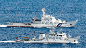 Một tàu tuần tra biển của Nhật Bản (phía xa) kè tàu ngư chính 31001 trong vùng biển khoảng 20km về phía bắc đảo Kubajima thuộc quần đảo Senkaku.