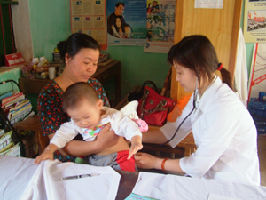 Cán bộ Trạm y tế xã Trung Minh (TP Hòa Bình) khám bệnh theo dõi sức khoẻ cho trẻ.