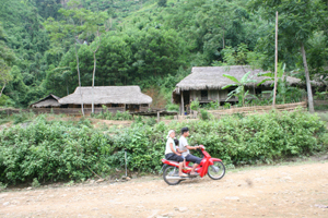 Đất chật, người đông, nhiều thanh niên ở xóm Diều Nọi, xã Tân Minh (Đà Bắc) không có việc làm ổn định.