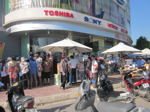 Người tiêu dùng tranh thủ cơ hội mua sắm hàng điện tử chất lượng cao, giá tốt trong Tuần lễ vàng tại Siêu thị điện máy Tám Oanh – phường Tân Thịnh.