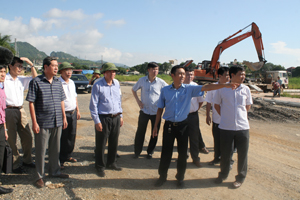 Đồng chí Trần Đăng Ninh, Phó Chủ tịch UBND tỉnh kiểm tra dự án xây dựng hạ tầng khu TTTM&DV Bờ trái Sông Đà.