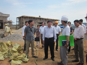 Đồng chí Phó Chủ tịch UBND tỉnh kiểm tra tiến độ thực hiện dự án Hệ thống cấp nước thị trấn Cao Phong.