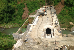 Công trình thân đập hồ Cạn Thượng (Cao Phong) đang được đẩy nhanh tiến độ thi công, dự kiến hoàn thành, đưa vào sử dụng vào đầu năm 2014.