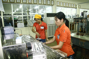 Công nhân Công ty TNHH Nghiên cứu kỹ thuật R Việt Nam gia công sản phẩm thấu kính xuất khẩu.