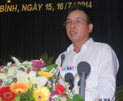 Đồng chí  Đinh Văn Hòa, Giám đốc Sở TN-MT trả lời chất vấn.