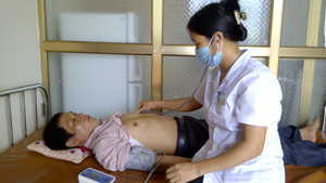 Cán bộ Trạm y tế xã Tây Phong khám sức khỏe cho nhân dân.