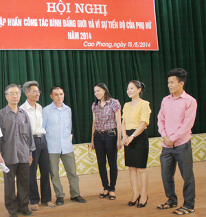 Cán bộ Ban Vì sự tiến bộ phụ nữ huyện Cao Phong trao đổi với cán bộ khu dân cư trên địa bàn kiến thức pháp luật về bình đẳng giới.

