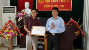 Lãnh đạo UBND huyện Đà Bắc tặng giấy khen cho cá nhân tiêu biểu.       

