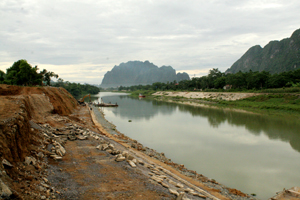 Kè Sông Bôi đang được đẩy nhanh tiến độ địa phận xã Cố Nghĩa, Lạc Thủy

