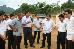 Đồng chí Bùi Văn Khánh, Phó Chủ tịch UBND tỉnh kiểm tra, chỉ đạo tháo gỡ khó khăn công tác GPMB, TĐC, thúc đẩy tiến độ dự án đường 433 (đoạn km 0 - km 23).