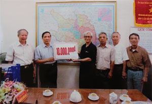 Ban đại diện Hội đồng Hương Thái Bình tại thành phố Hòa Bình trao cho Quỹ bảo trợ nạn nhân chất độc da cam tỉnh 10 triệu đồng.