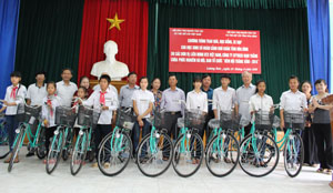 Đại diện Trung ương Hội, tỉnh Hội và các nhà tài trợ trao xe đạp cho học sinh mồ côi, con thương binh nghèo huyện Lương Sơn.