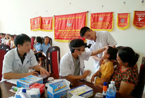 Các y, bác sĩ CLB Thầy thuốc trẻ tỉnh khám sức khỏe cho trẻ em có hoàn cảnh khó khăn khu vực bờ trái sông Đà (TPHB).