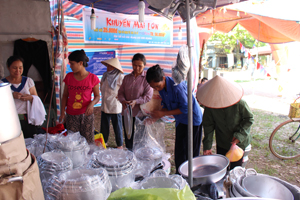Chương trình Đưa hàng Việt về vùng nông thôn xã Tu Lý (Đà Bắc) thu hút người người tiêu dùng nông thôn đến mua sắm.