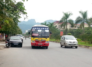 Ngày 28/8, chuyến xe buýt kéo dài TP.Hòa Bình - Lạc Sơn - Yên Thuỷ đầu tiên đã vận hành chạy thử nghiệm.