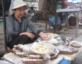 Từ đầu tháng 7 âm lịch, nhộng ong được bầy bán thường xuyên tại chợ Phương Lâm (TP Hòa Bình).