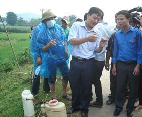 Cán bộ Chi cục BVTV hướng dẫn kỹ thuật phụ thuốc phòng bêẹh hại lúa cho ĐVTN huyện Kim Bôi.
