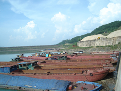 Tàu chở cát ở cảng Ba Cấp từ thành phố Hòa Bình lên thủy điện Sơn La chờ nước lên để được cẩu được cát xuống thuyền