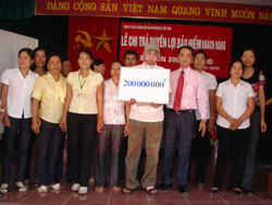 Khách hàng Đặng Mạnh Lẫm nhận 200 triệu đồng tiền chi trả quyền lợi bảo hiểm của Prudential Việt Nam