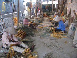 Hội viên phụ nữ huyện Kỳ Sơn tích cực tham gia sản xuất tiểu thủ công nghiệp, tăng thêm thu nhập cho gia đình