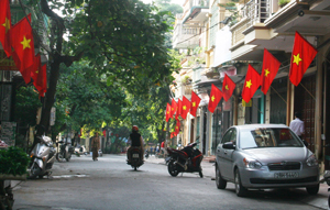 Đường phố thành phố Hòa Bình rực rỡ cờ đỏ sao vàng
