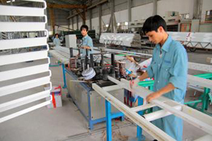 Sản xuất nhôm thanh định hình tại Công ty cổ phần nhôm Sông Hồng.
