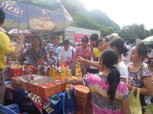 Đông đảo người dân trong huyện Mai Châu đã đến thăm quan, mua sắm trong những ngày diễn ra phiên chợ hàng Việt tại xã Xăm Khòe.