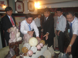 Các đồng chí lãnh đạo tỉnh, Cục Xúc tiến Thương mại tham quan các gian trưng bày, giới thiệu sản phẩm tại hội chợ.