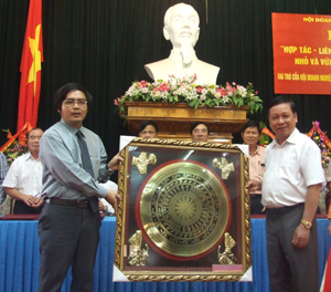 Đồng chí Bùi Văn Tỉnh, UVT.Ư Đảng, Chủ tịch UBND tỉnh tặng quà lưu niệm cho Hội DNN&V Việt Nam.