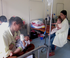 Trẻ mắc bệnh tay-chân-miệng điều trị tại Bệnh viện Đa khoa khu vực Mai Châu.