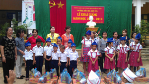 Nhóm tặng quà cho học sinh trường tiểu học xã Dân Hòa – Kỳ Sơn.
