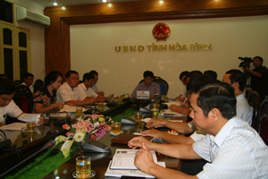 Đồng chí Nguyễn Văn Dũng, Phó Chủ tịch UBND tỉnh cùng lãnh đạo các sở, ngành, UBND các huyện, thành phố tham dự hội nghị trực tuyến về đào tạo nghề cho LĐNT.
 

