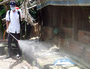 Đội phòng chống dịch huyện Lương Sơn phun tiêu độc khử trùng vùng ổ dịch tại thôn Đồng Gội, xã Hòa Sơn.