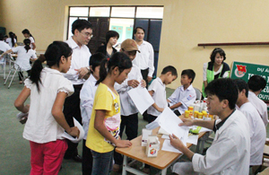 Các em học sinh được nghe tư vấn và nhận thuốc miễn phí từ Ban tổ chức chương trình.