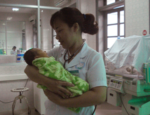 Bác sĩ Nguyễn Thị Thanh Hải chăm sóc cháu bé tại đơn nguyên sơ sinh của khoa.
