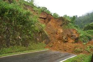Uớc tính khoảng 500 m3 đất, đá sạt lở xuống mặt đường.