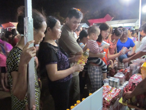 Gian hàng hóa thiết yếu thu hút sức mua của người tiêu dùng huyện Lạc Thủy.