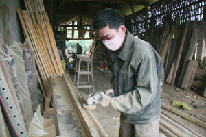 Được vay  vốn của Ngân hàng CSXH, người dân thị trấn Hàng Trạm (Yên Thủy) mở nhiều ngành nghề tiểu thủ công nghiệp, giải quyết việc làm cho lao động địa phương. Ảnh H.T