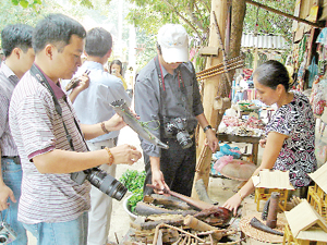 Nhiều sản phẩm thủ công truyền thống ở bản Lác (Mai Châu)  được nhiều khách du lịch ưa thích lựa chọn.