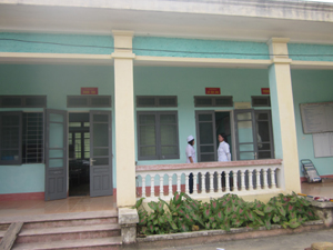 Trạm y tế xã Lạc Sĩ (Yên Thuỷ) mặc dù mới được đầu tư xây dựng nhưng còn thiếu các trang thiết bị y tế.