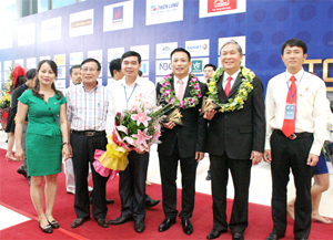 Lãnh đạo Công ty An Thịnh và Công ty Anh Kỳ vinh dự đón nhận giải thưởng Sao vàng Đất Việt năm 2013.