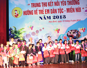 Chương trình Trung thu kết nối yêu thương hướng về trẻ em dân tộc - miền núi năm 2013