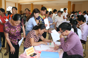Người lao động đến tìm hiểu thông tin dạy nghề, việc làm tại Sàn giao dịch huyện Kỳ Sơn lần thứ nhất năm 2013.
