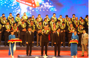 Chủ tịch HĐQT Công ty CP BĐS An Thịnh Hòa Bình Vũ Duy Bổng nhận giải thưởng Sao vàng Đất Việt 2013.