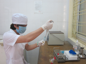 Phòng xét nghiệm - Trung tâm y tế dự phòng huyện Kim Bôi lấy mẫu máu xét nghiệm HIV.
