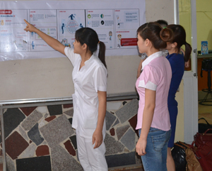 Cán bộ y tế trường MN Tư thục Sao Mai (TPHB) hướng dẫn giáo viên, phụ huynh học sinh cách phòng bệnh đau mắt đỏ.

